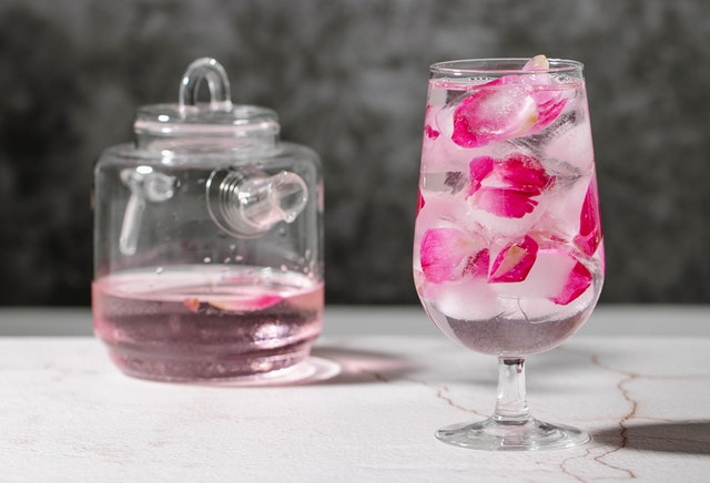 beneficios de agua de rosas para la piel